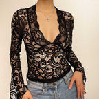 Top trasparente in pizzo con scollo a V e maniche svasate