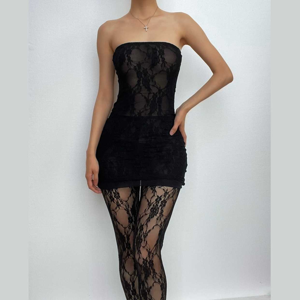 Rückenfreier, durchsichtiger Schlauch-Jumpsuit aus einfarbiger Spitze 