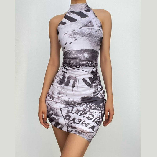 Rückenfreies Neckholder-Minikleid mit unregelmäßigem Selbstschnüren und Kontrastdruck 
