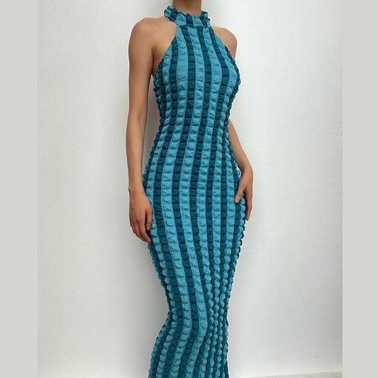 Rückenfreies Maxikleid mit hohem Halsausschnitt und Waffel-Neckholder in Kontrastfarbe