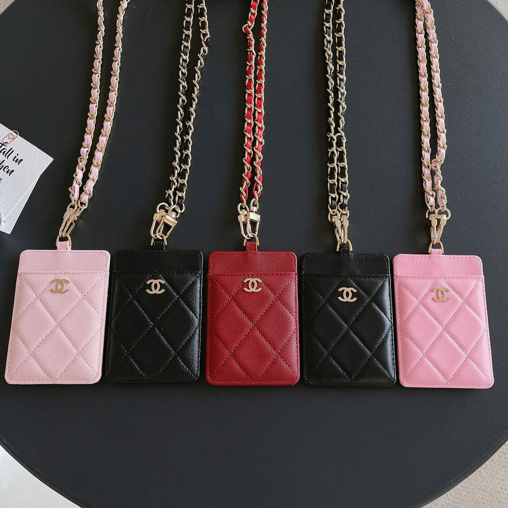 Kartenetui mit Metallkette