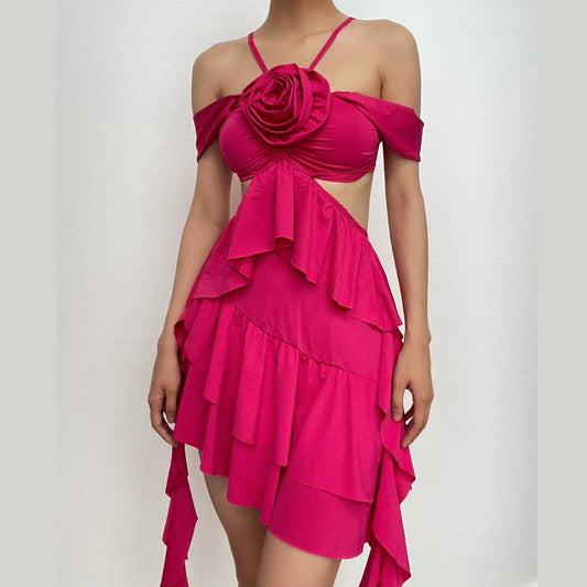 Ärmelloses, unregelmäßiges Minikleid mit Rüschen und ausgehöhlter Blumenapplikation