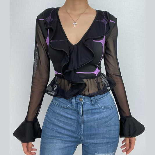 Top corto a maniche lunghe con scollo a V e volant a contrasto in rete 