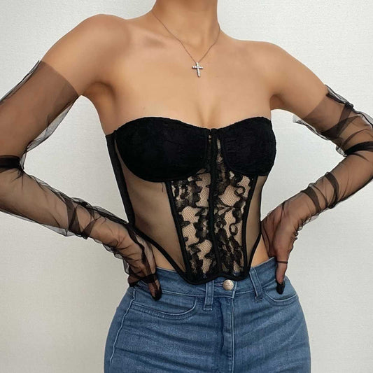 Top corto a tubino con schiena scoperta, scollato e in pizzo patchwork con guanti in rete 