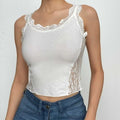 Top corto in pizzo senza maniche con scollo a U e patchwork in tinta unita 