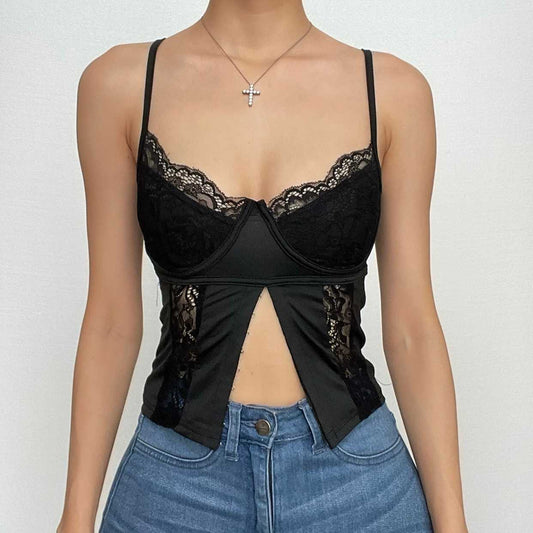 Top corto in pizzo tinta unita con scollo a U e bottoni 