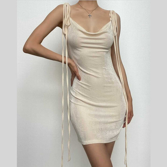 Einfarbiges Minikleid mit Wasserfallausschnitt und selbstbindendem Rücken und Schleife 