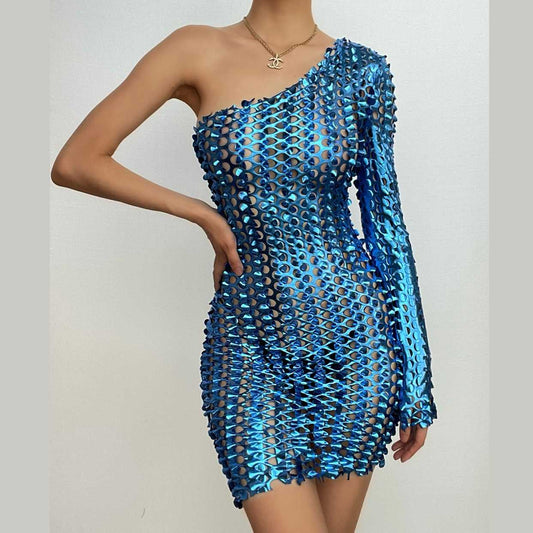 Unregelmäßig ausgehöhltes, langärmliges, metallisch strukturiertes Minikleid mit einer Schulter