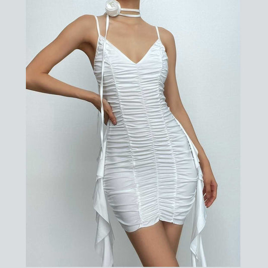 Gerafftes, einfarbiges Camisole-Minikleid mit V-Ausschnitt, Rüschen und Blumenapplikation 