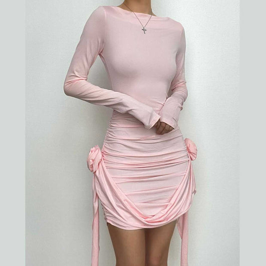 Einfarbiges, langärmliges Minikleid mit gerüschtem Band und Blumenapplikation 