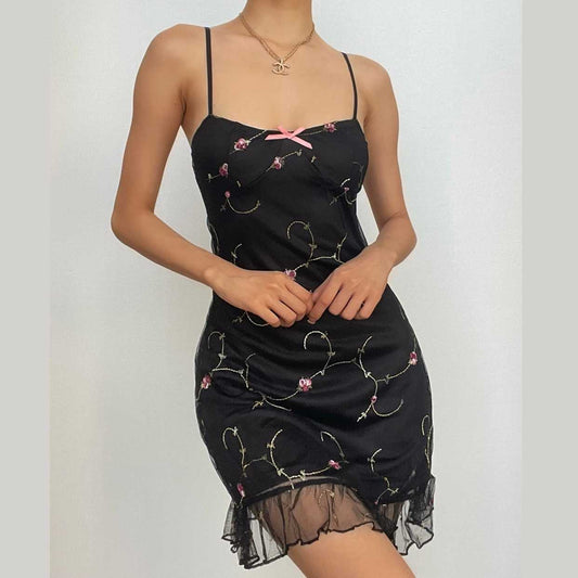 Rückenfreies Minikleid mit Rüschen aus Netzstoff, Blumenstickerei und kontrastierendem Camisole 
