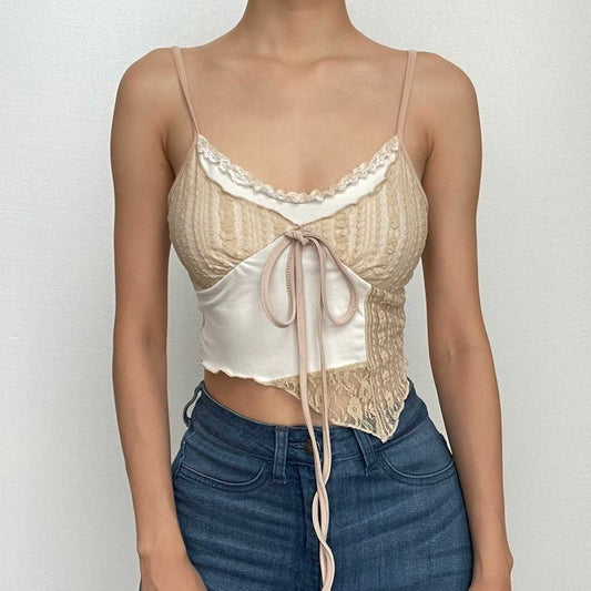 Top corto in pizzo con scollo a V e patchwork irregolare a contrasto 