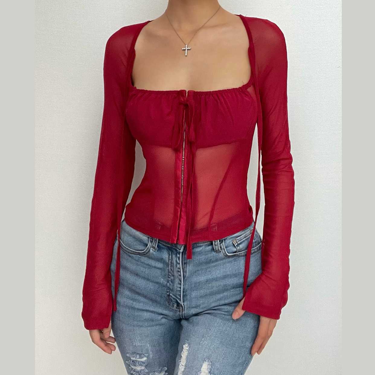Top corto a maniche lunghe con scollo quadrato e coulisse in rete con bottoni