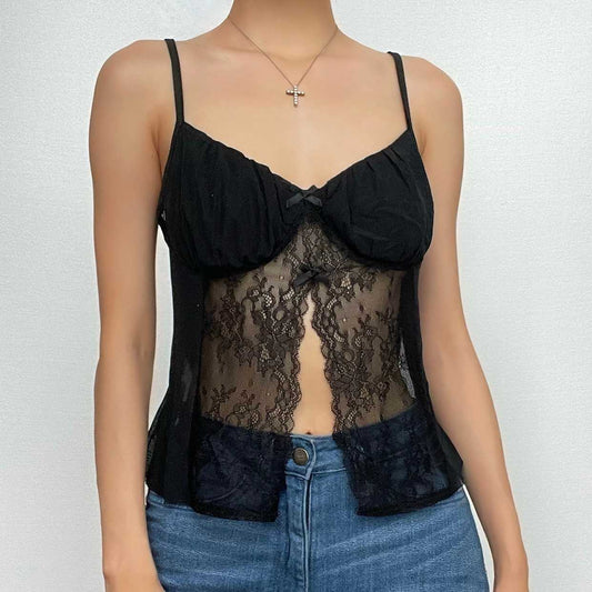 Top corto con scollo a V e spacco in pizzo patchwork arricciato 