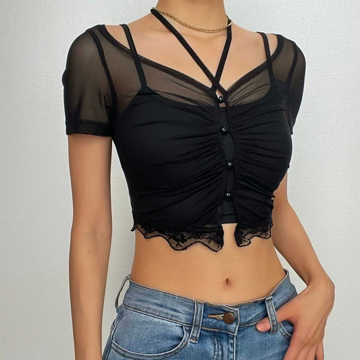 Top corto in 2 pezzi con scollo all'americana, maniche corte in rete e orlo in pizzo. 