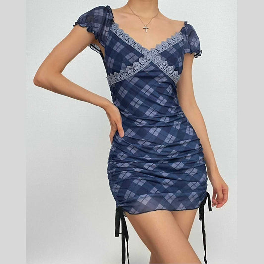 Kariertes, kontrastierendes Spitzensaum-Minikleid aus Netzstoff mit V-Ausschnitt und kurzen Ärmeln 