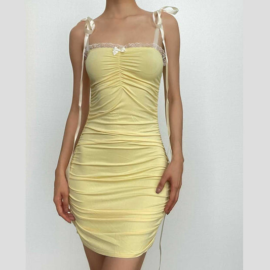 Rückenfreies Minikleid mit gerüschtem Spitzensaum und selbstbindendem, quadratischem Ausschnitt 