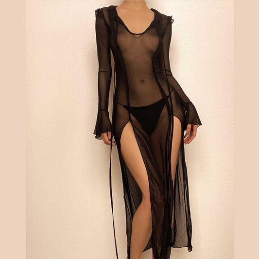 Tief ausgeschnittenes Maxikleid mit Schlitz, ausgestellten Ärmeln und transparentem Netzstoff 