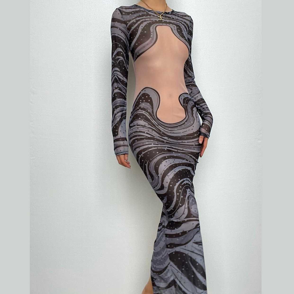 Transparentes Maxikleid aus transparentem Netzstoff mit langen Ärmeln, Schlitz und gewelltem Kontrast 