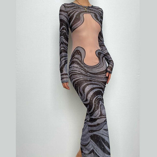 Transparentes Maxikleid aus transparentem Netzstoff mit langen Ärmeln, Schlitz und gewelltem Kontrast 