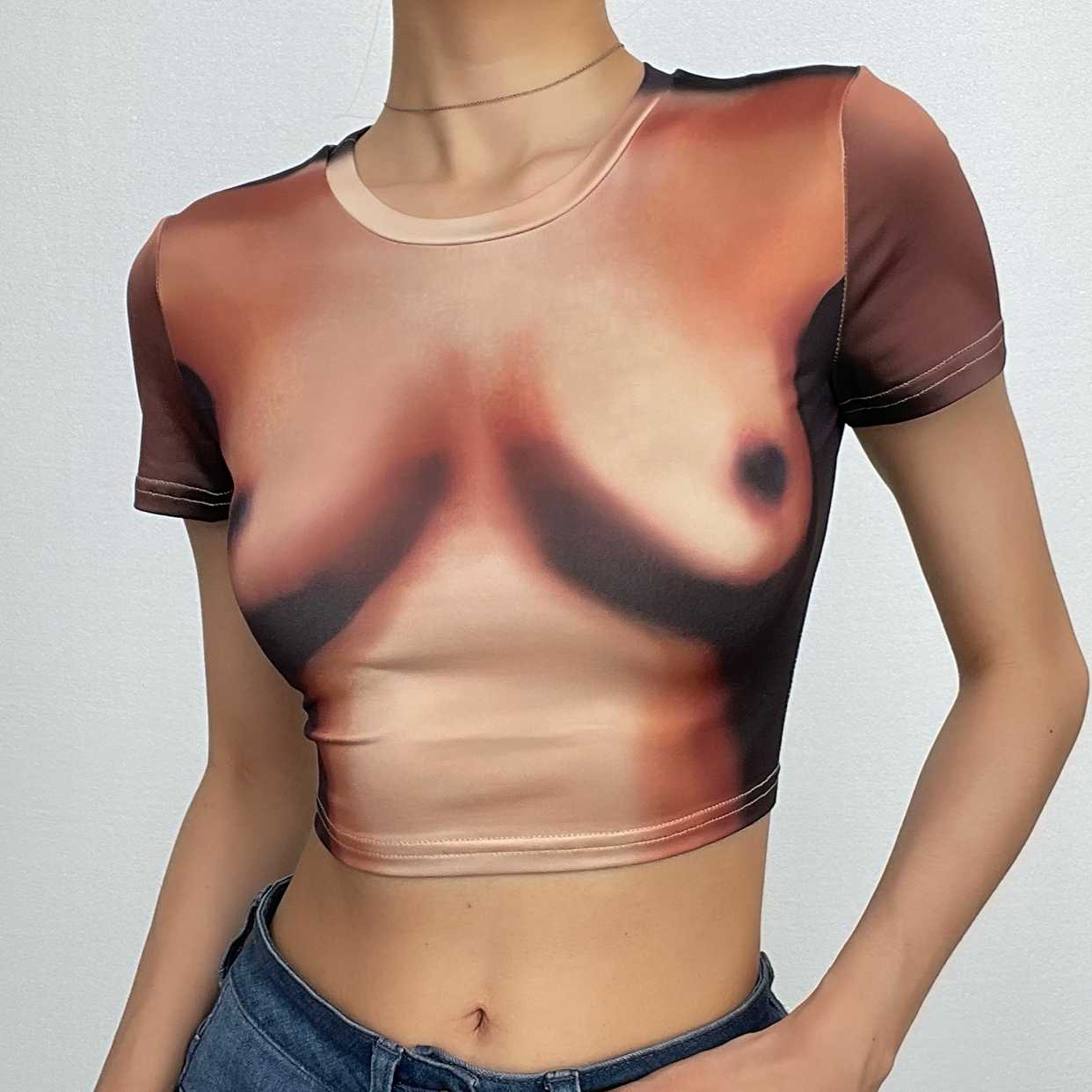 Kurzärmliges Crop-Top mit Rundhalsausschnitt und kontrastierendem Body-Muster 