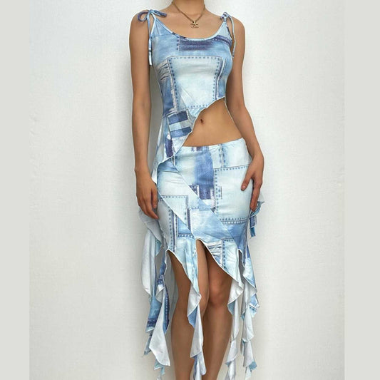 Midikleid mit unregelmäßigem U-Ausschnitt und selbstbindendem Denim-Print und kontrastierenden Rüschen 