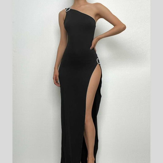 Maxikleid mit unregelmäßigem Schlitz und einer Schulter und Schnalle 