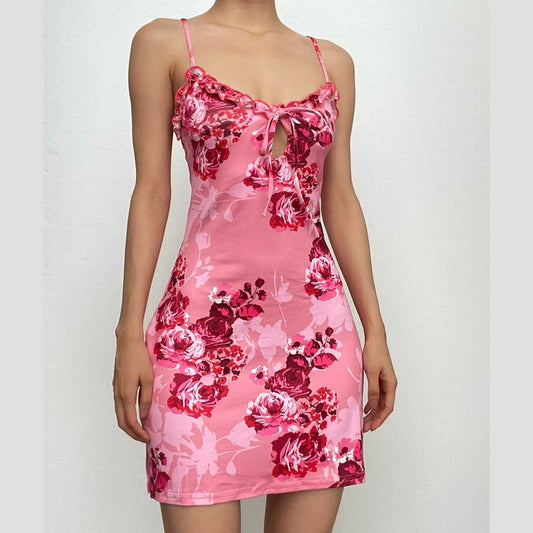 Rückenfreies Minikleid mit V-Ausschnitt, ausgehöhltem Blumenmuster und kontrastierendem Camisole 