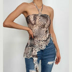 Top corto con scollo all'americana irregolare in rete trasparente con motivo a farfalla 