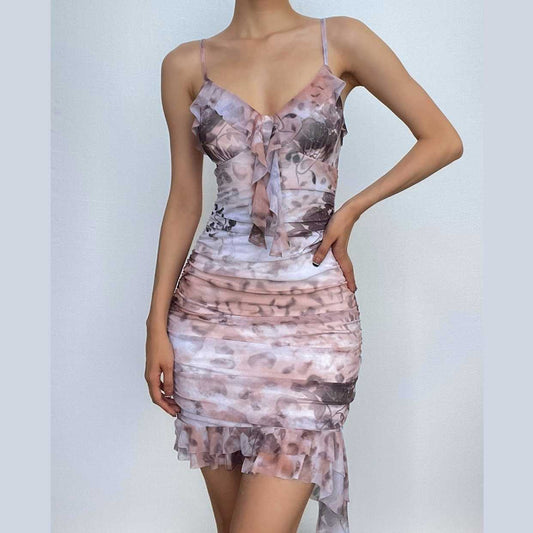 Gerüschtes V-Ausschnitt-Minikleid mit Kontrastdruck und unregelmäßigem Camisole 