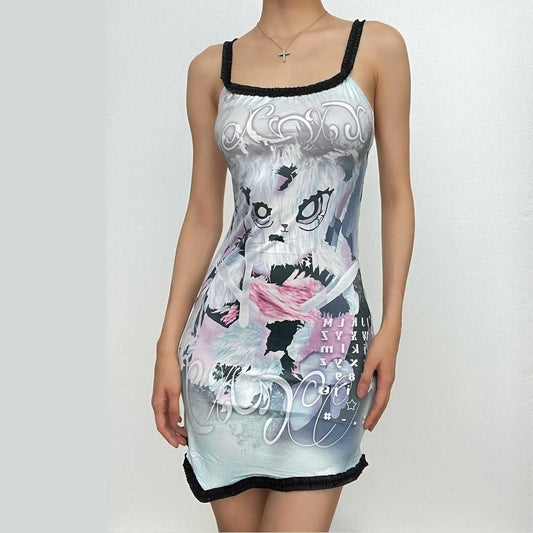 Rückenfreies, ärmelloses Minikleid mit eckigem Ausschnitt und Kontrastrüschen im Comic-Muster 