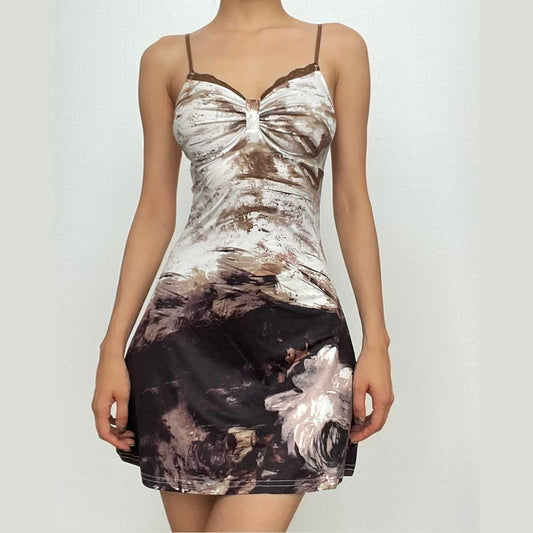 Camisole-Minikleid mit gerüschtem V-Ausschnitt und Spitzensaum im Kontrastmuster