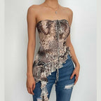 Top corto con scollo all'americana irregolare in rete trasparente con motivo a farfalla 