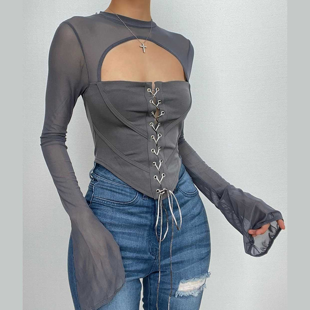 Top con corsetto, maniche svasate, scollo rotondo, schiena scoperta e lacci 