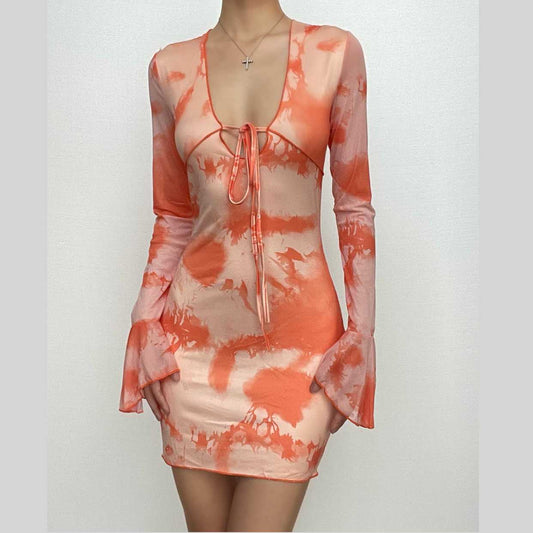Minikleid mit ausgestellten Ärmeln, Batikmuster und kontrastierendem V-Ausschnitt zum Selbstbinden 