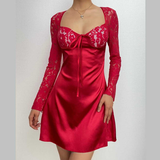 Langärmliges, wattiertes Minikleid mit Spitzenreißverschluss und Patchwork