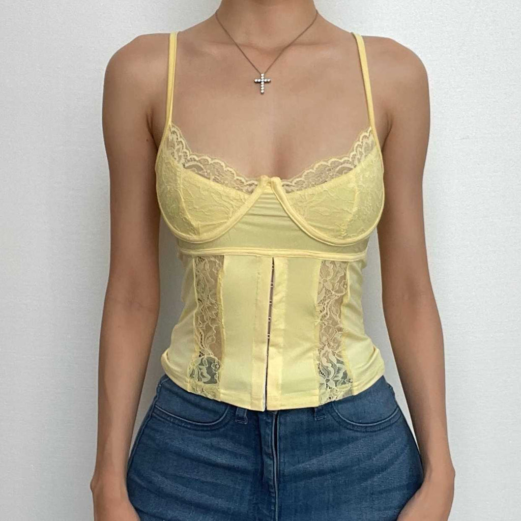 Top corto in pizzo tinta unita con scollo a U e bottoni 