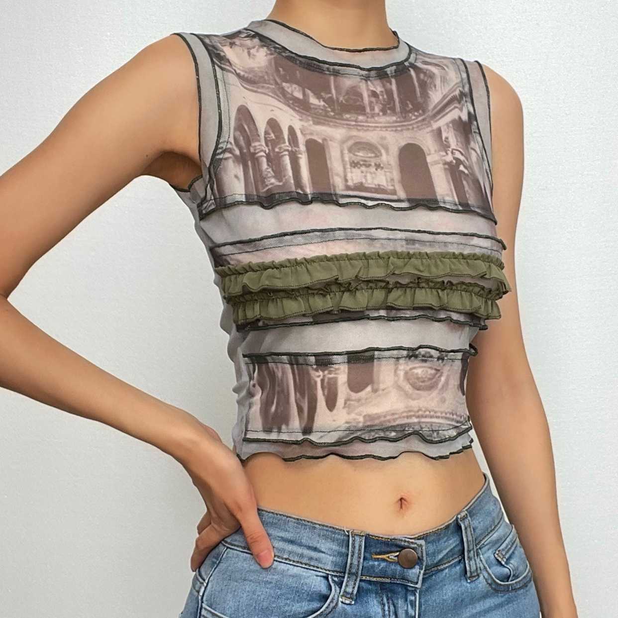 Top senza maniche a contrasto con volant a righe e patchwork in rete 