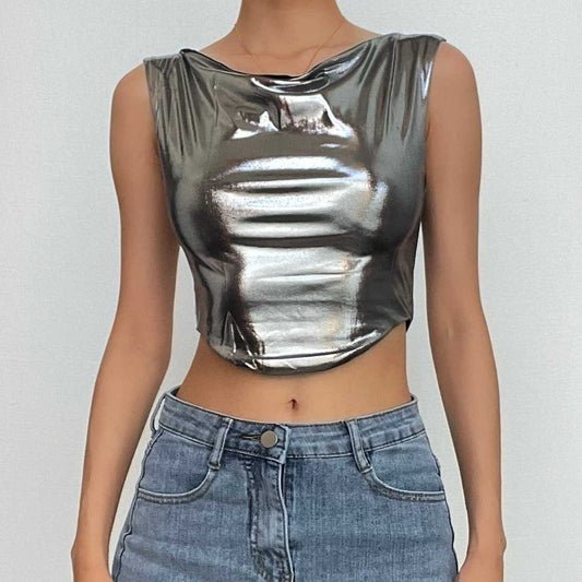 Top corto con scollo a cappuccio e maniche a cappuccio metalliche arricciate