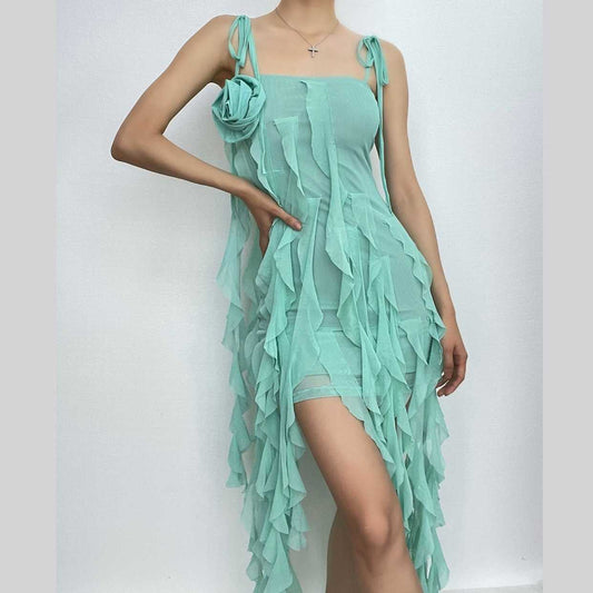 Einfarbiges, selbstbindendes Midikleid aus Netzstoff mit Rüschen und Blumenapplikation
