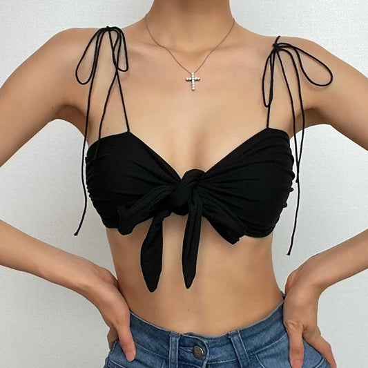 Top corto con spalline sottili annodate e traforate, senza schienale 