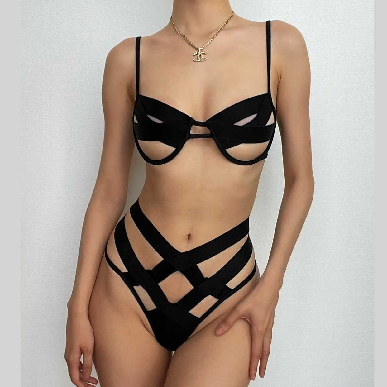 Ausgehöhltes, gekreuztes, vorn durchgehendes, rückenfreies Camisole-Hosenset 