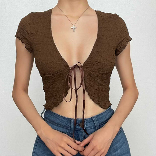 Tief ausgeschnittenes, strukturiertes Crop-Top mit kurzen Ärmeln und Rüschen zum Selbstbinden 
