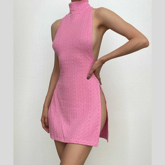 Gestricktes, einfarbiges, rückenfreies Neckholder-Minikleid mit hohem Halsausschnitt und Schlitz 