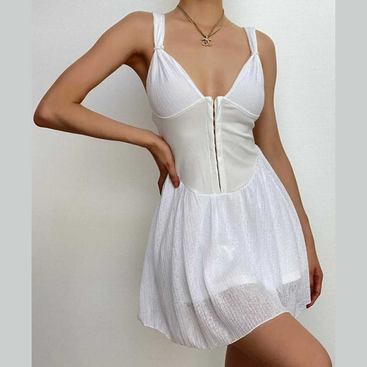 Tief ausgeschnittenes Minikleid aus Chiffon mit Knopf-Patchwork und Rüschen