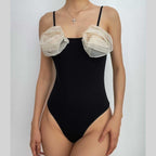 Body con canotta e bottoni a contrasto sulla schiena con applicazione floreale