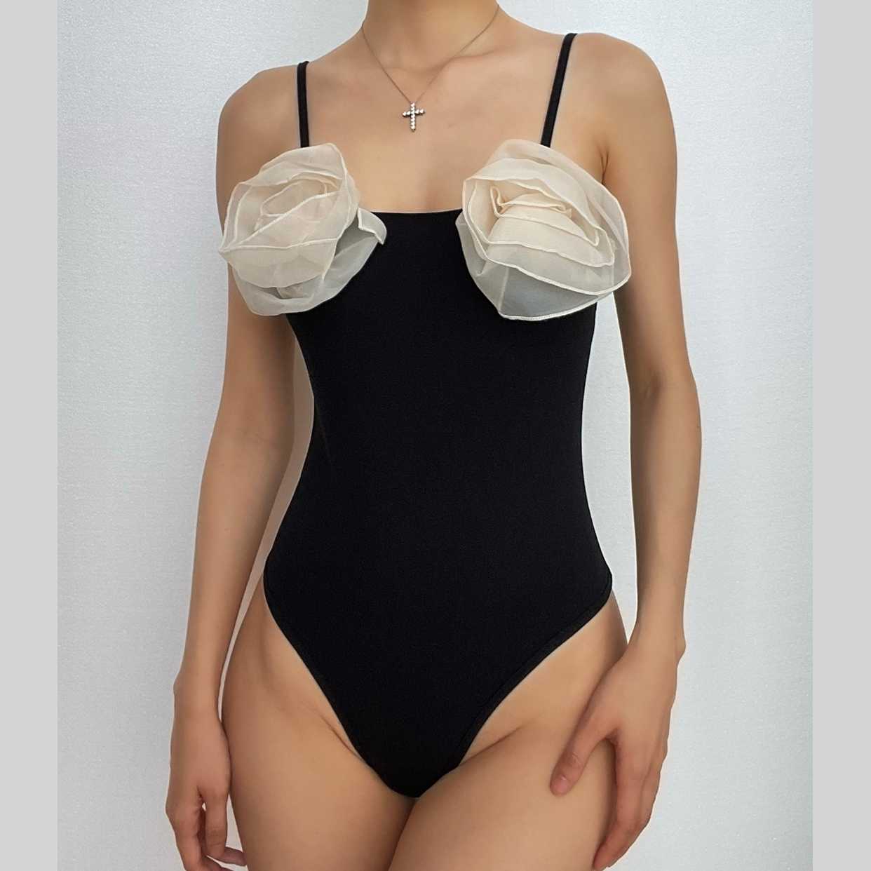 Body con canotta e bottoni a contrasto sulla schiena con applicazione floreale