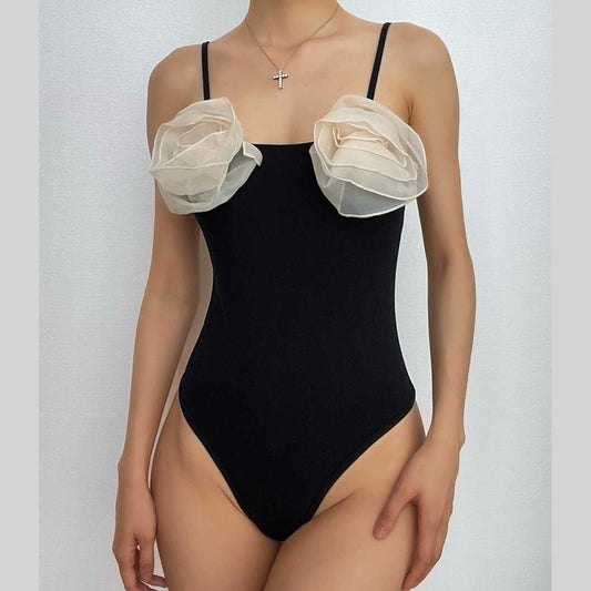 Body con canotta e bottoni a contrasto sulla schiena con applicazione floreale