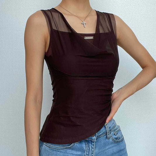 Top irregolare senza maniche con collo a cappuccio e patchwork in rete 