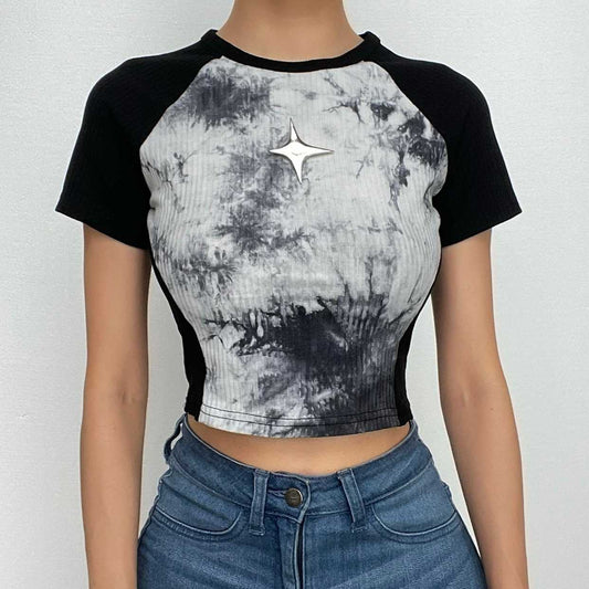 Top corto patchwork a maniche corte con applicazione di stelle a contrasto e tie-dye 